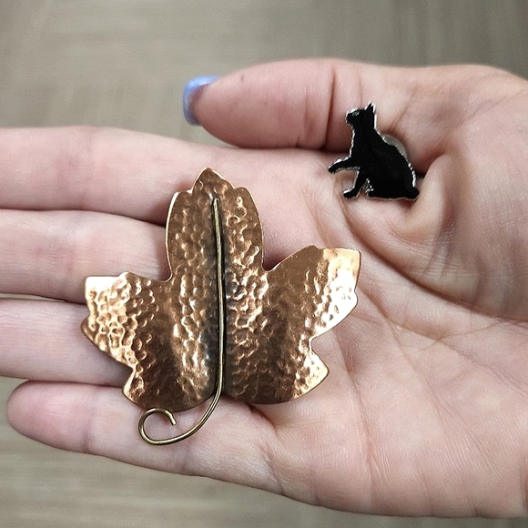 Jewelry - Vintage Hammered Copper Nature Leaf Brooch W/ Black Cat Clutch Pin